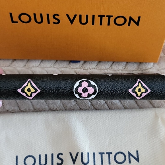 Louis Vuitton Wild at Heart Large Black Monogram Giant Flower Zippy Wallet - Picture 7 of 16